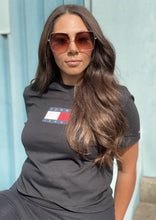 Load image into Gallery viewer, TOMMY JEANS BADGE T-SHIRT BLACK
