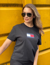 Load image into Gallery viewer, TOMMY JEANS BADGE T-SHIRT BLACK
